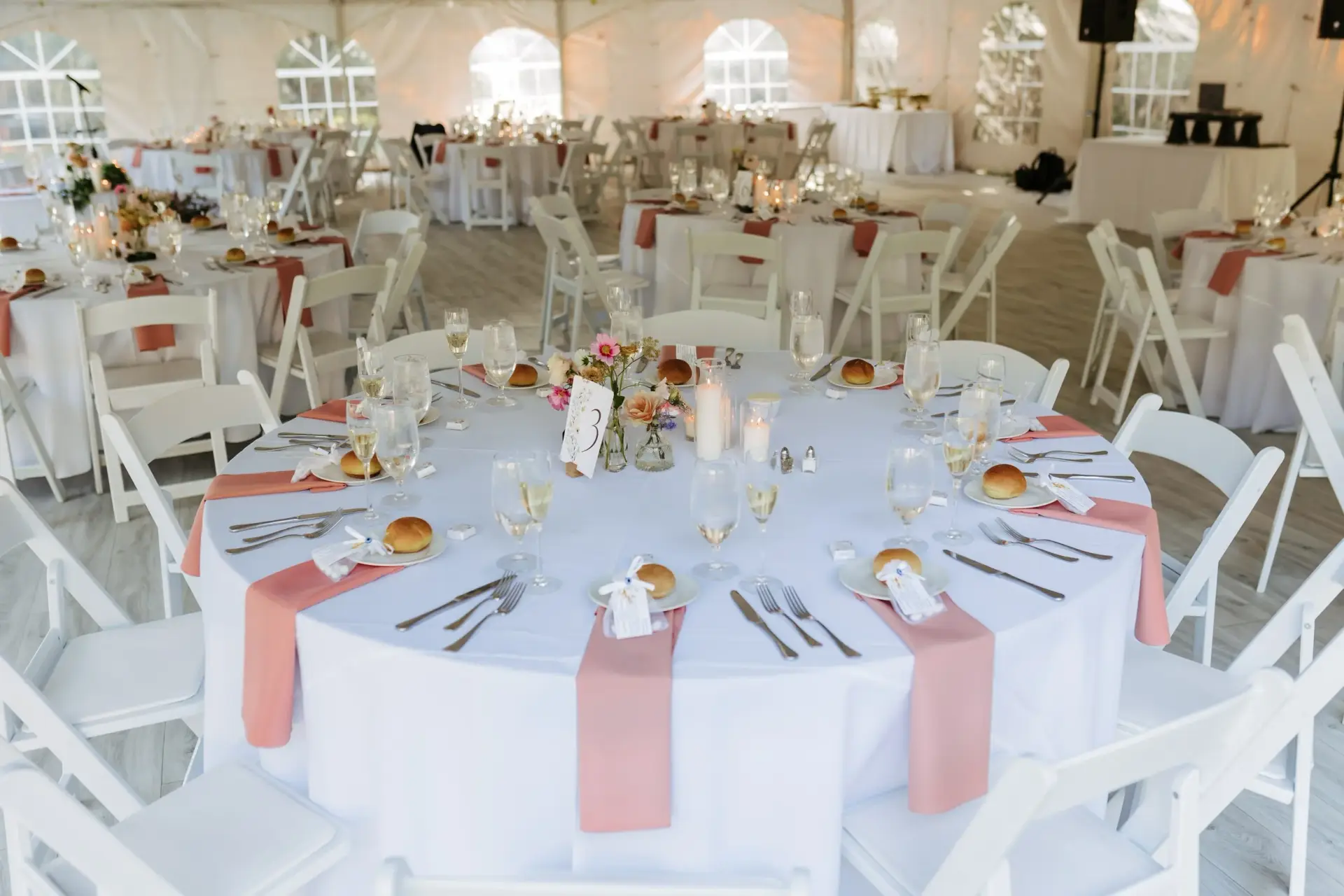 TABLE, ROUND 60" DIAMETER (SEATS 8-10 GUEST)